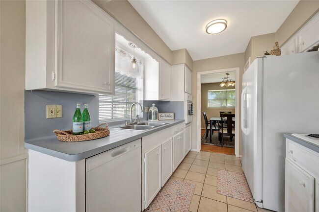 Building Photo - 847 Carlingford Ln