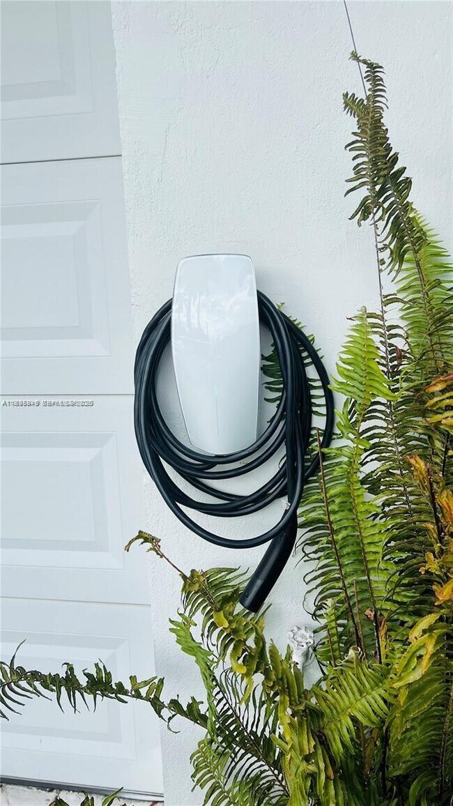 Building Photo - 911 N 14th Ave