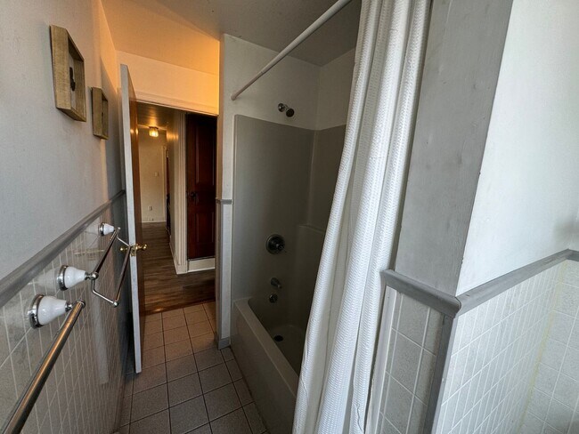 Building Photo - THREE BEDROOM/ONE BATH TWIN