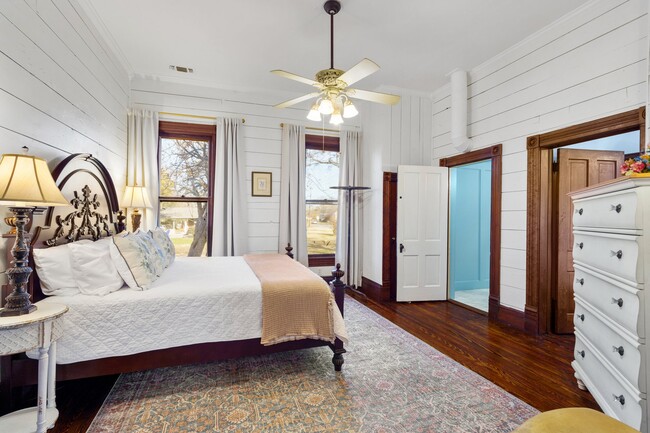 Building Photo - 676 S Waco St