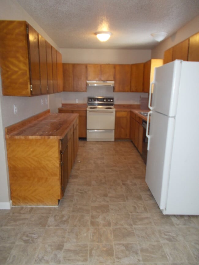 Building Photo - 2 Bedroom, 1 Bath house with a Huge Backyard!