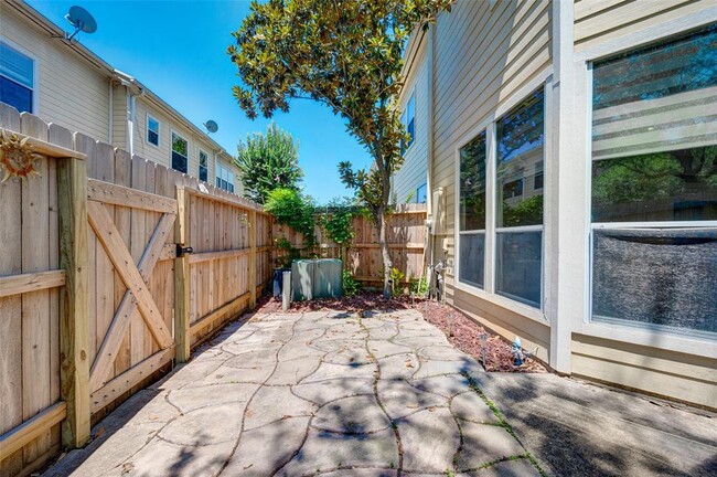 Building Photo - 1811 Gentryside Dr