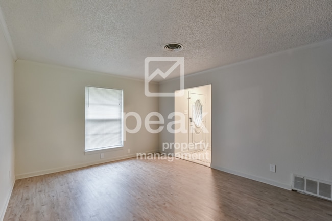 Building Photo - $1650! 3Bed home! Free Application BLACK FRIDAY DEAL Ends 11/29!