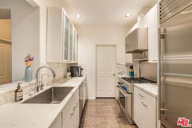 Building Photo - 930 N Doheny Dr