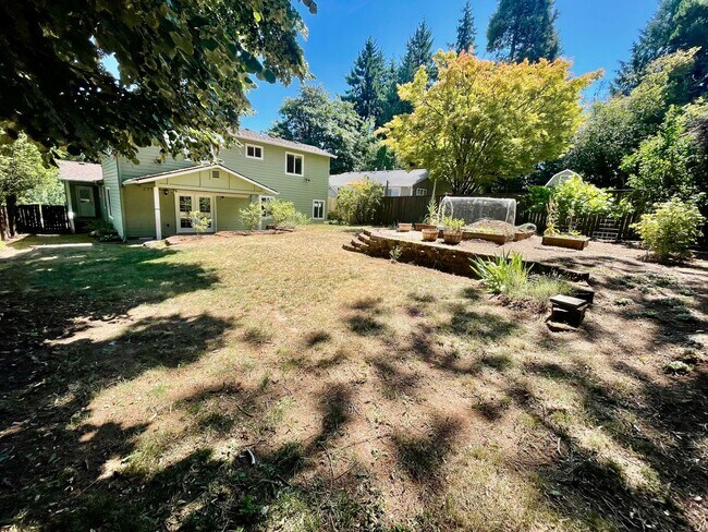 Building Photo - Serene Multnomah Village Living with Gener...