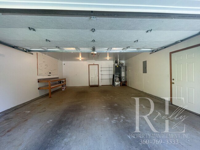 Building Photo - Fantastic Private Lakefront Rambler