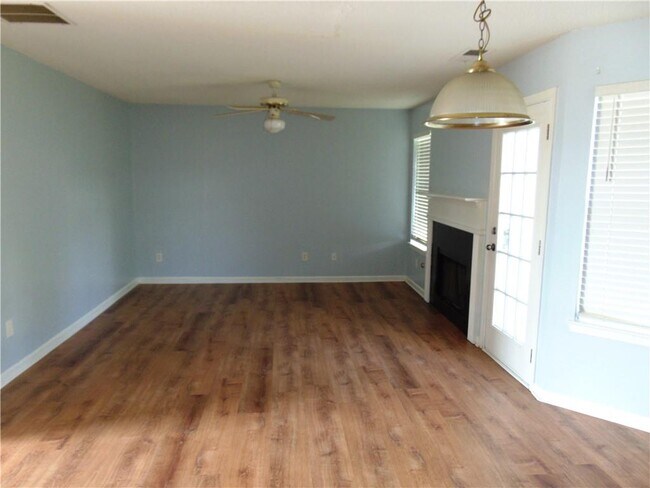 Building Photo - 611 Dove Ln