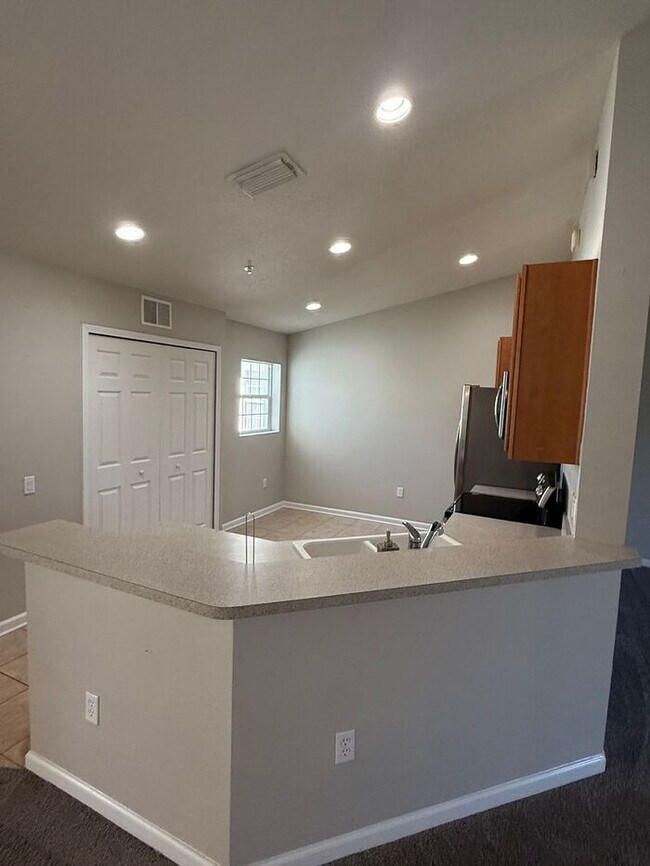 Building Photo - 3BR 2BA w/ Screened Patio + Pool/Gym Access in Gated Villa Serena