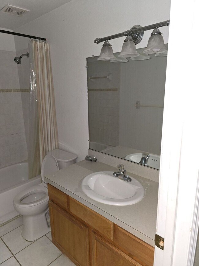 Building Photo - Charming 2 bedroom, 1.5 bathroom, 2 story ...