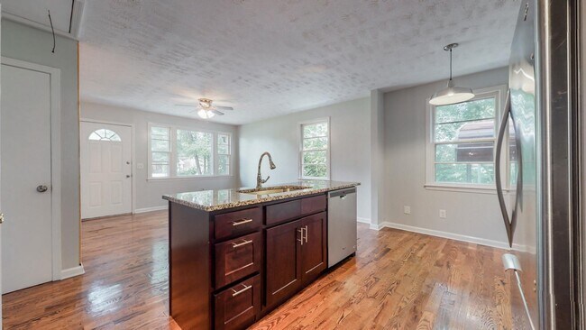 Building Photo - 408 Lealand Ln