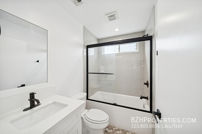 Building Photo - 835 N Harvard Blvd