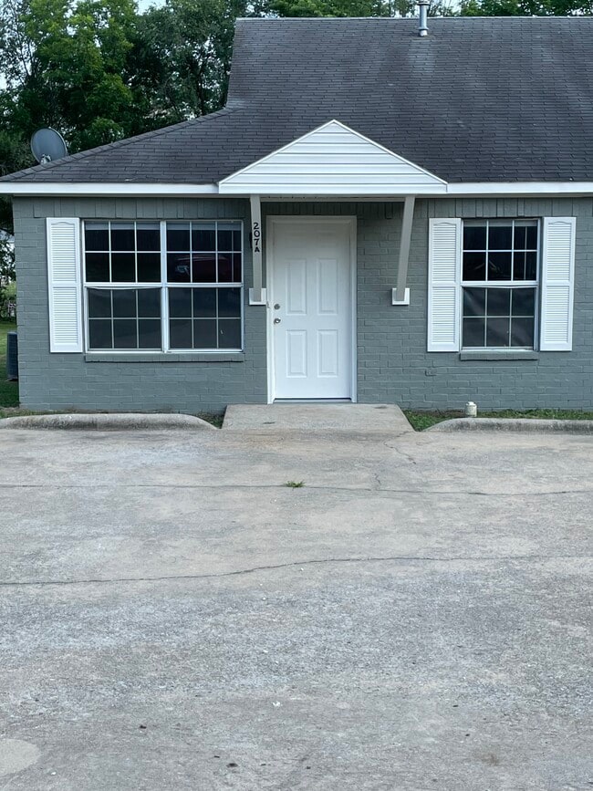 Building Photo - 207 W Parks St