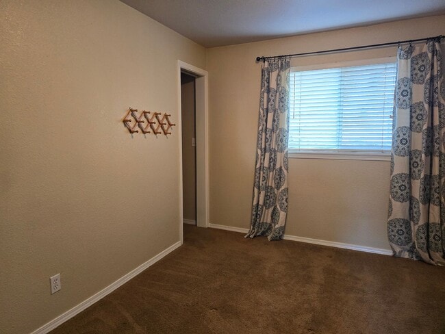 Building Photo - Bring the Pets!  Midtown 2 Bdrm Cottage, w/Den, 2 bath, All Appliances incl washer/dryer, Storage