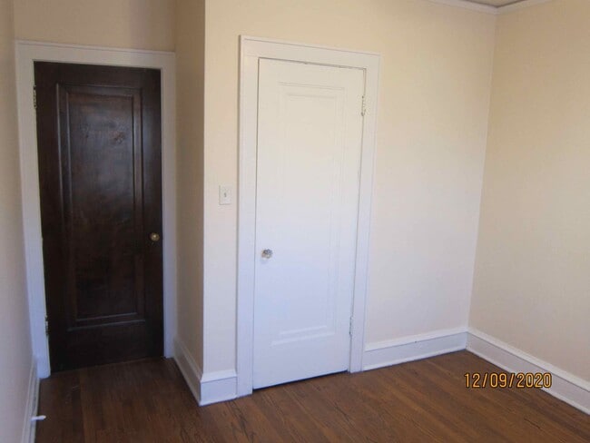 Building Photo - Available July or August 2026 Gorgeous 1-bedroom apartment in Shorewood with Free Heat