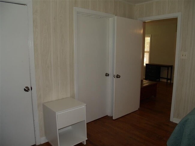 Building Photo - 11131 Woodside Dr
