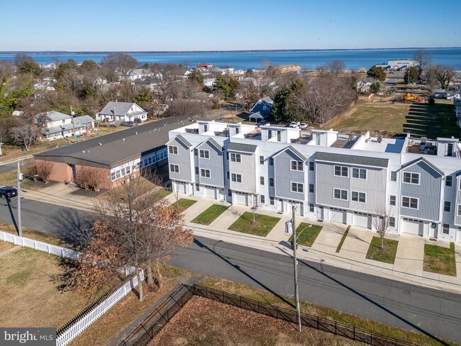 Building Photo - 308 Douglas Ave