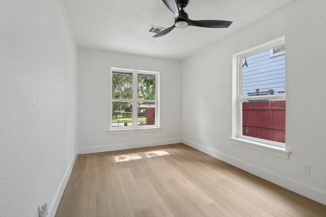 Building Photo - 1105 N Sylvania Ave