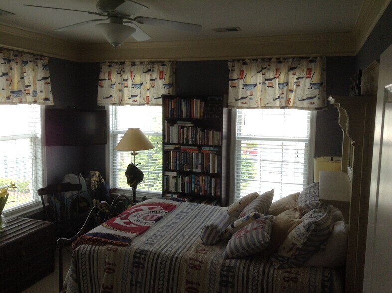 Guest bed 1 - 1518 Enyart Way