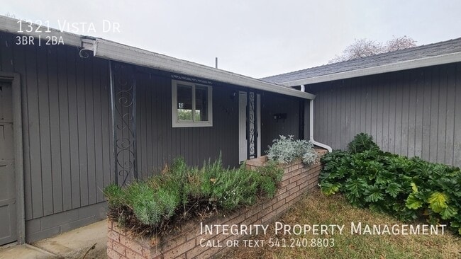 Building Photo - 1321 Vista Dr