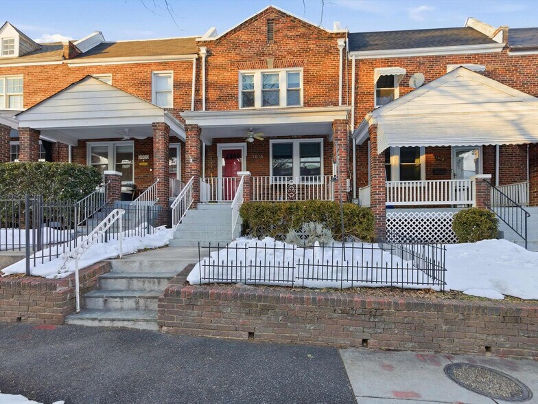 Building Photo - 1616 D St NE