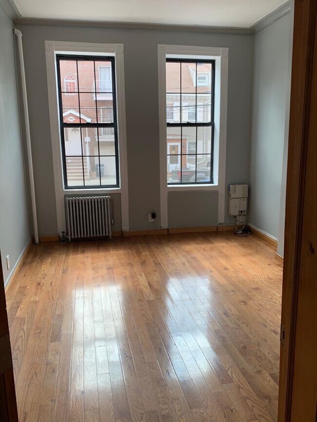 Building Photo - 8 Saint Pauls Ave