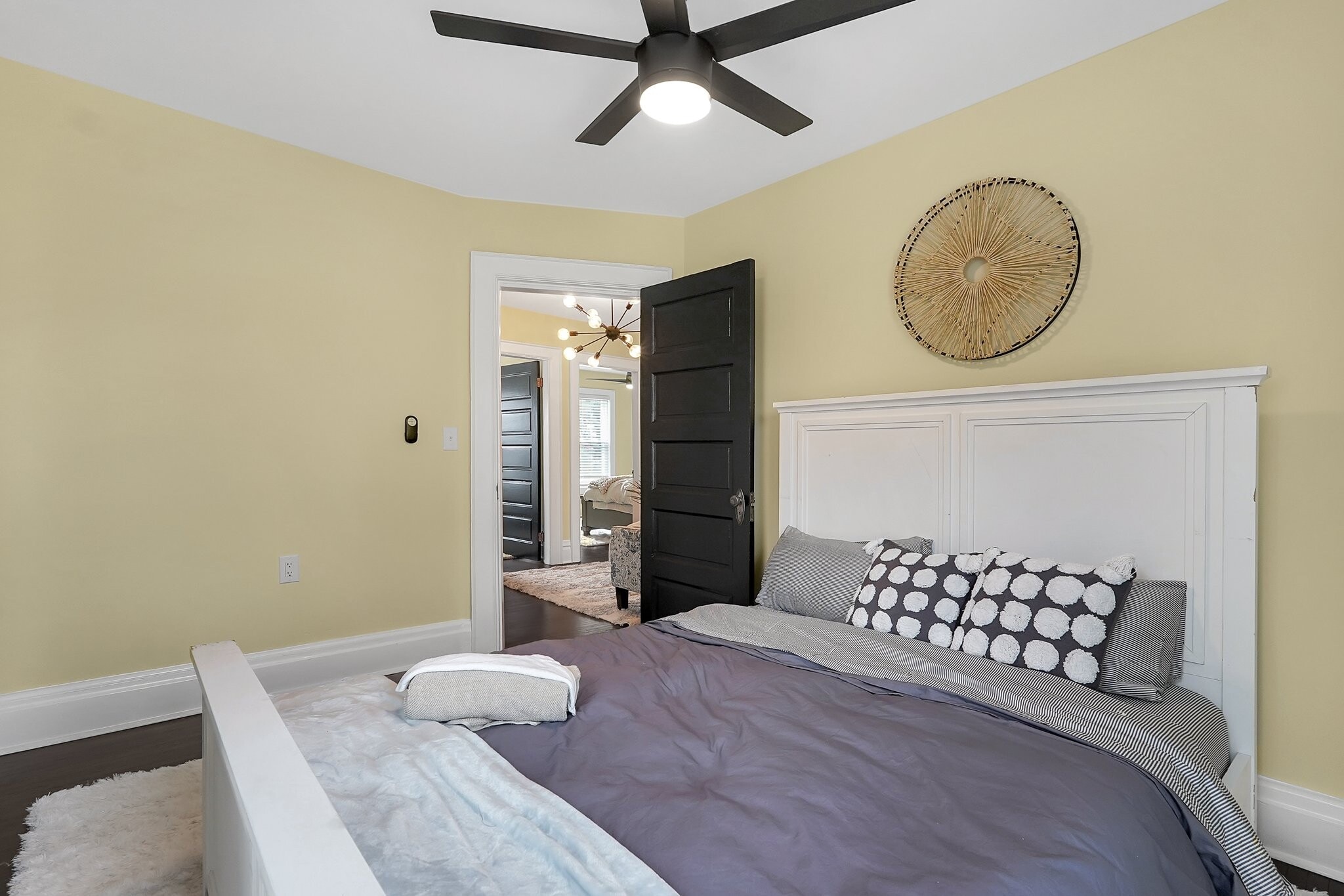 Queen bedroom - 1756 Oak St