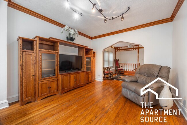 Building Photo - 2305 N Melvina Ave