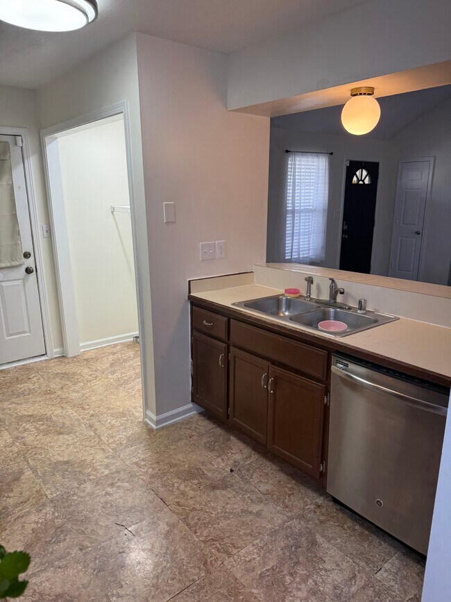 Building Photo - 513 Gainey Dr
