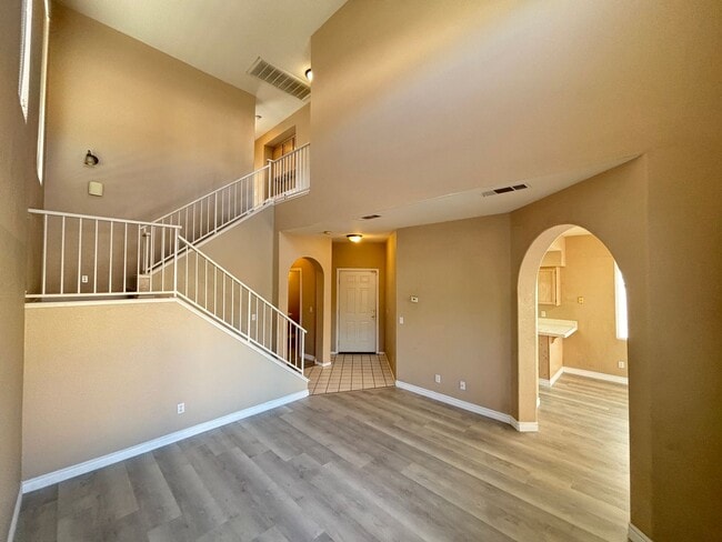 Building Photo - Beautiful 3Bed/2Bath/2Car residence located in Sunrise Manor / Winterwood area