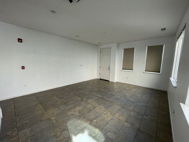 Building Photo - 1348 Encore Dr