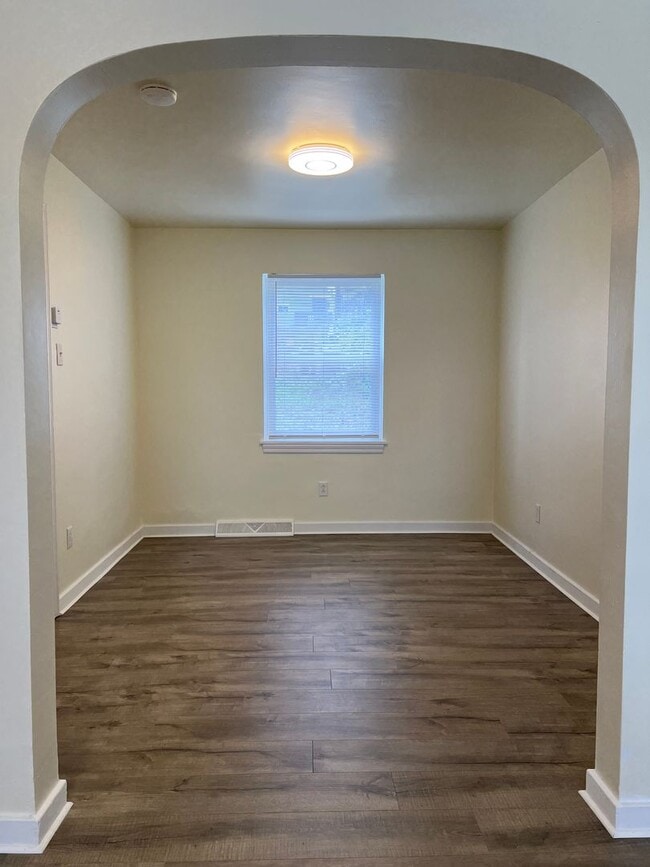 Building Photo - Updated 2BR house with off street parking!