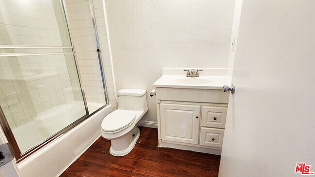 Building Photo - 4732 Elmwood Ave