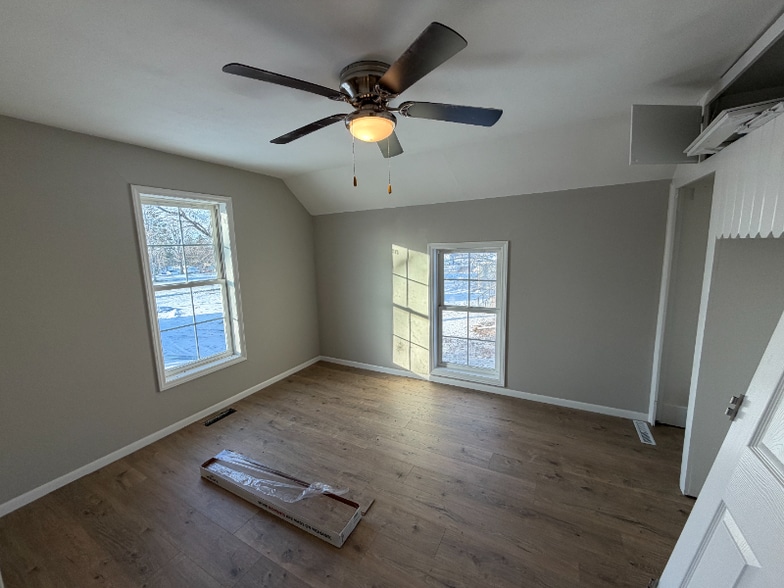 Building Photo - 321 Main St