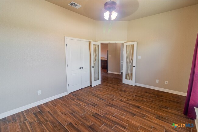 Building Photo - 2033 Catkins Ln