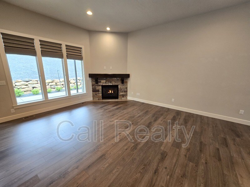Building Photo - 5530 N Radium Ln