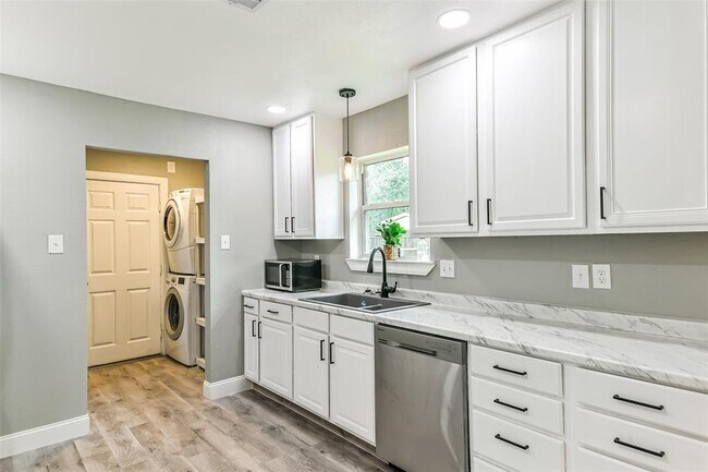 Building Photo - 207 Woodvale Dr