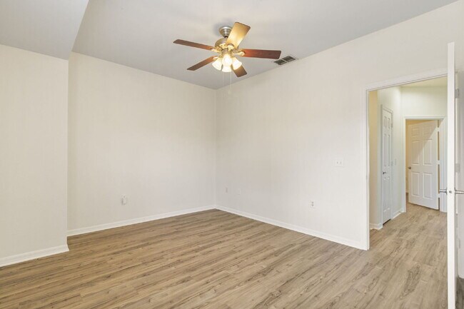 Building Photo - Spacious 3-Bedroom Condo Retreat in Bradenton – Your Perfect Home Awaits!