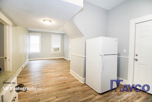 Building Photo - 2413 Creswell Ave