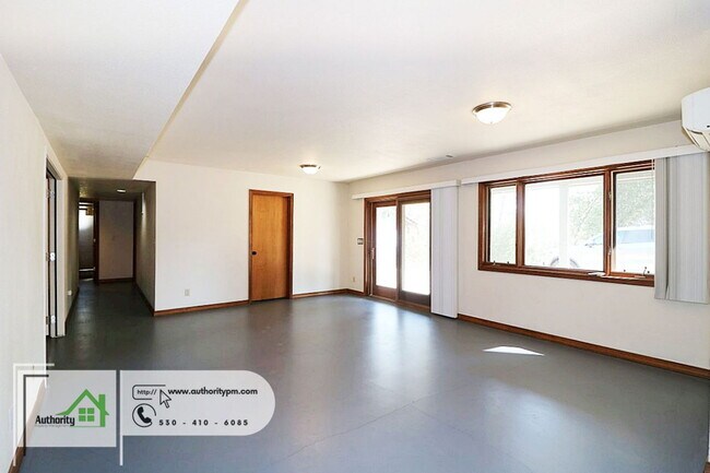 Building Photo - 10560 Old Oregon Trl