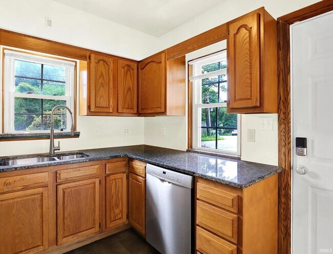 Building Photo - 916 E Maxwell Ln