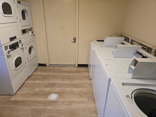 Building Photo - Comfort Meets Convenience in Woodburn