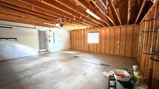 Building Photo - 25001 Rim Rock Rd
