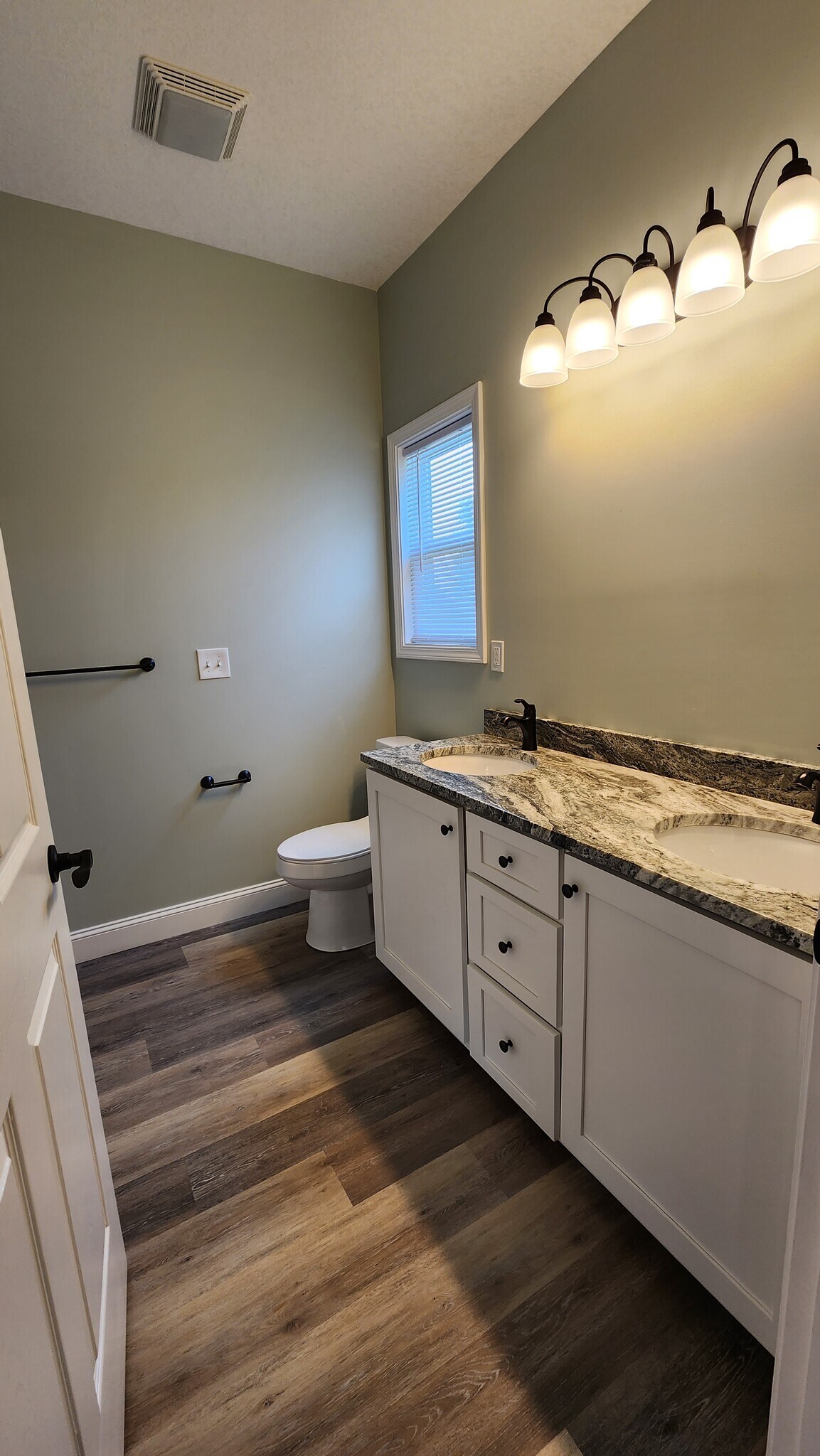 Building Photo - 829 River Cliff Dr