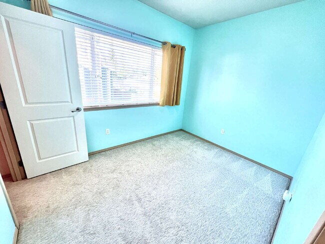 Building Photo - Move-In Ready Puyallup Townhome – Central Location, Easy Commute