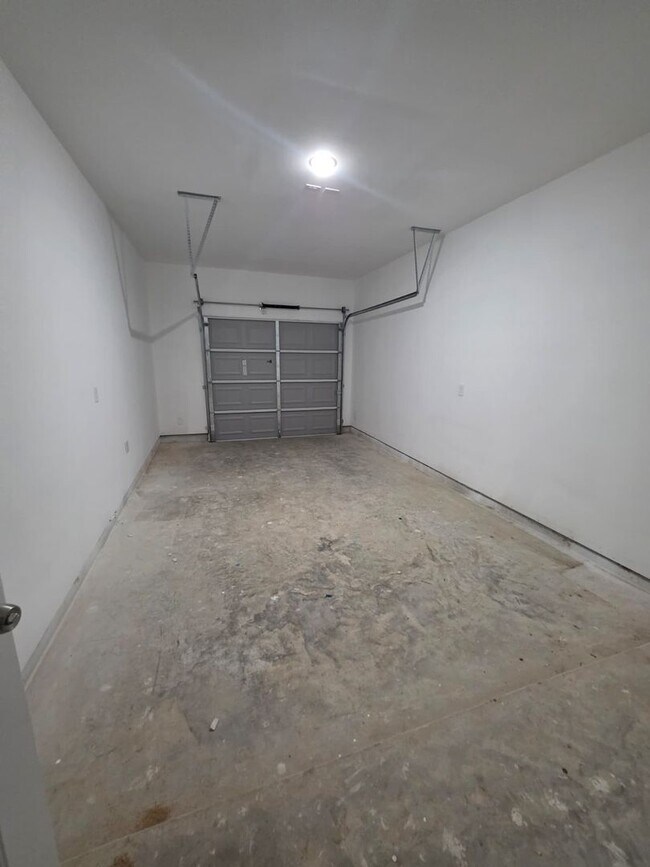 Building Photo - Stunning Duplex with Garage & Modern Finishes