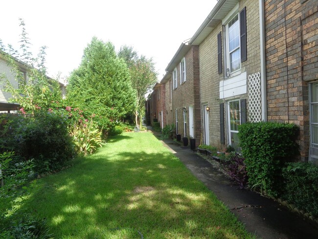 Building Photo - SPRING BRANCH TOWNHOME