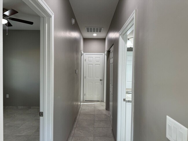 Building Photo - Beautiful Modern 3Bdm 2Ba Home, Easy Access to I-10, Must See!