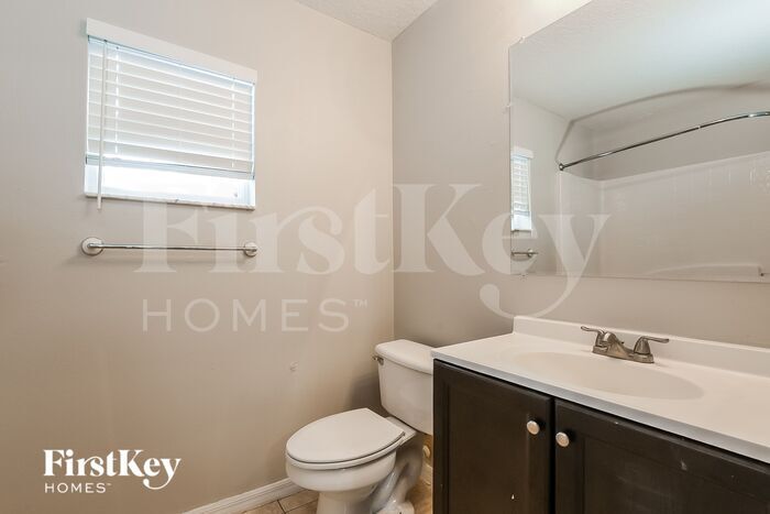 Building Photo - 1564 Deerfield Ave