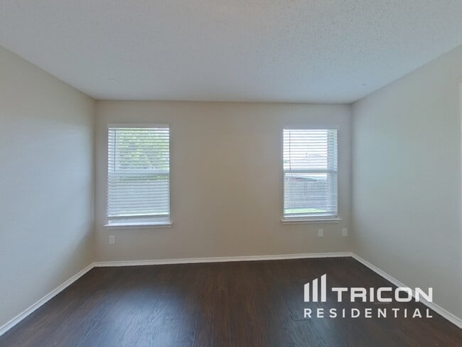 Building Photo - 910 Pryor Dr
