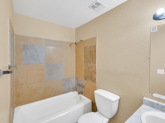 Building Photo - cozy townhome 2 bd 1 bth